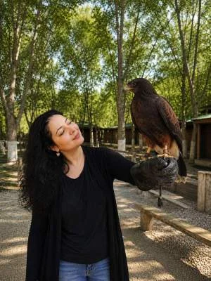 Janine mit einem Greifvogel